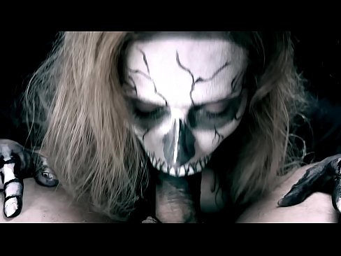 ❤️ Demon cailín sucking coileach lena béal dubh agus shlogtha cum. ️ Super sex ag ga.sexeey.ru