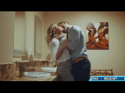 ❤️ Nuair a mheallann blonde busty tú i seomra scíthe poiblí ️ Super sex ag ga.sexeey.ru